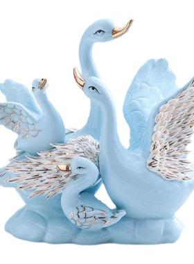 陶瓷一家电视柜三口四口结婚礼物礼品家居客厅天鹅酒柜装饰品摆件