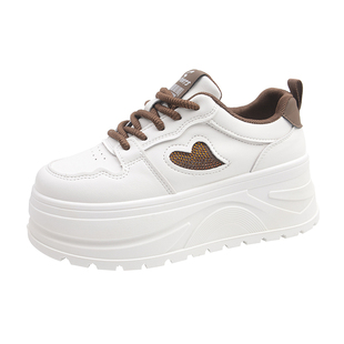 厚底休闲小白鞋女增高7cm松糕板鞋春季2026新款小个子百搭运动鞋