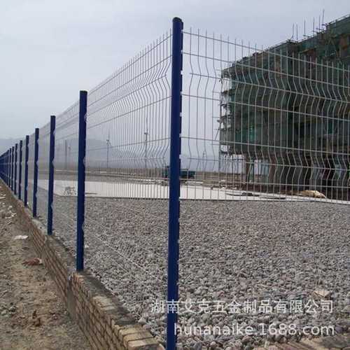 现货三角折弯护栏 三道弯护栏网桃型柱护栏网 园艺折弯护栏网