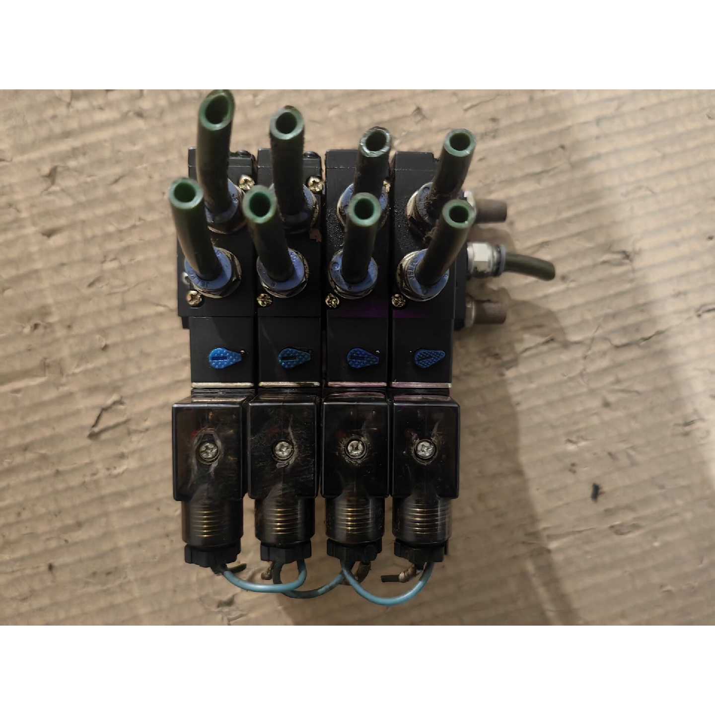 议价拆机电磁阀一组，实物拍摄具体型号看图，功能正常，一组单价