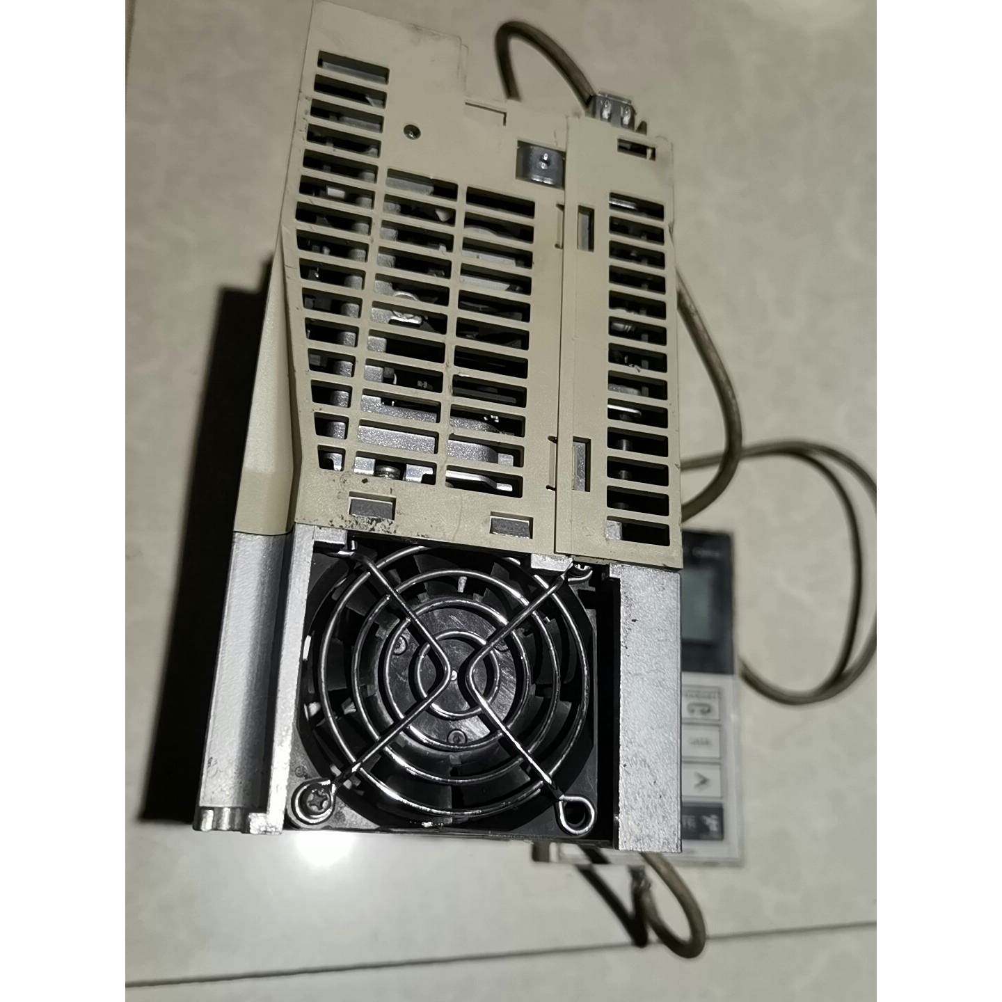 YASKAWA操控面板一个伺服驱动器一个少盖子外壳裂了