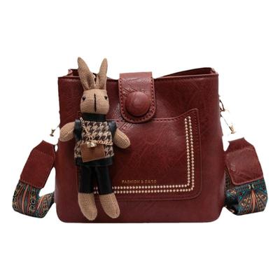 小众韩版复古春夏百搭通勤宽肩带斜挎包包女2025新款高级感水桶包