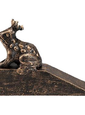 现 纽约下城公园进口门口等待亲吻的青蛙王子铸铁门挡