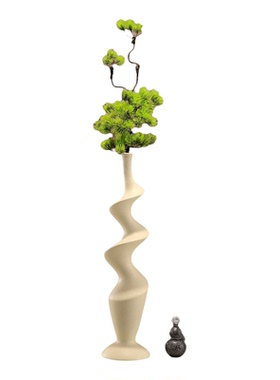 入户玄关电视柜旁竖高款花瓶