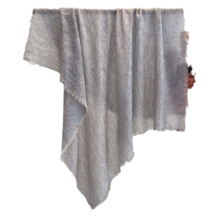 浅灰色羊毛围巾女士2026新款春秋丝巾超薄款三角小披肩轻奢高级感