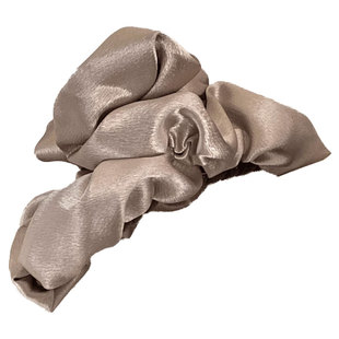 气质优雅褶皱缎面发夹女后脑勺云朵抓夹大号2025新款鲨鱼夹子头饰