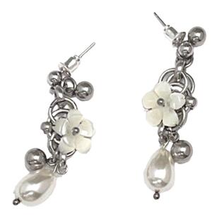 花筏NOTJUSTHIM《赵露思同款》耳钉白蝶贝花朵立体造型水滴形银针