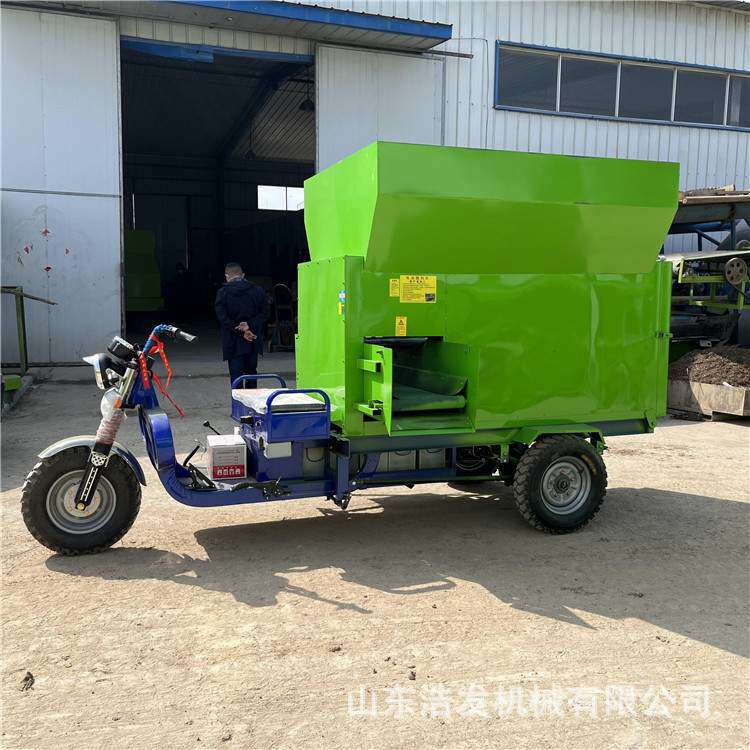 双侧刮板出料撒料车五方容量养牛棚运草布料设备机械化牛羊喂料机