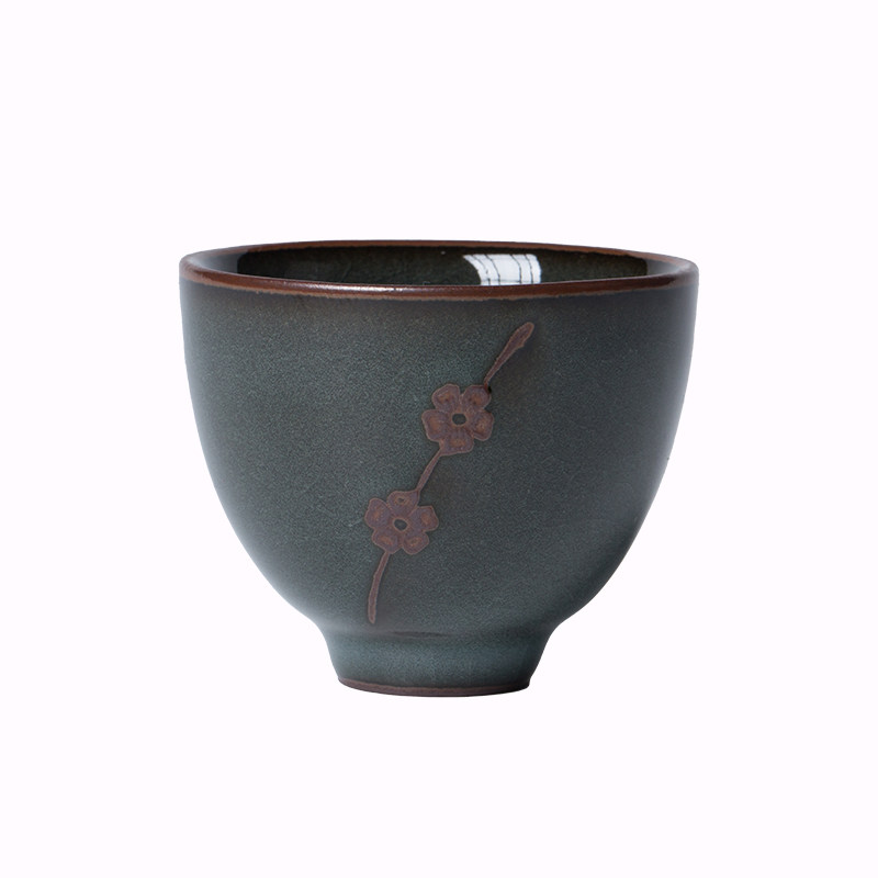 龙泉青瓷冰裂釉中式铁胎梅花小杯