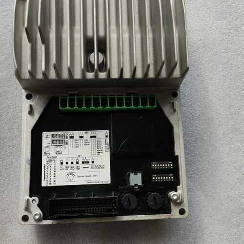议价E84DGDVB15242PS伦茨LENZE 8400motec Drive Unit电机模块控