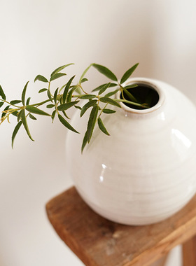 复古白瓷日式迷你矮圆陶瓷小花瓶中古风圆白色小口侘寂风陶罐花器