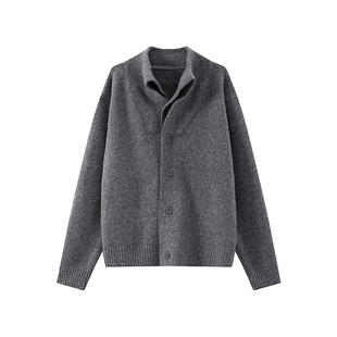 COLN双层设计纽扣毛衣是肉眼可见的厚实它在胸口叠着两层裹住暖意