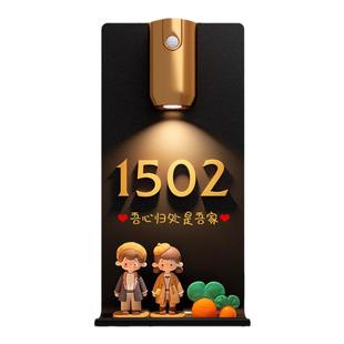 家门牌号高级感轻奢创意感应灯高端大气入户门卡通可爱玩偶2025年新款门牌号个性定制发光亚克力免打孔房号牌