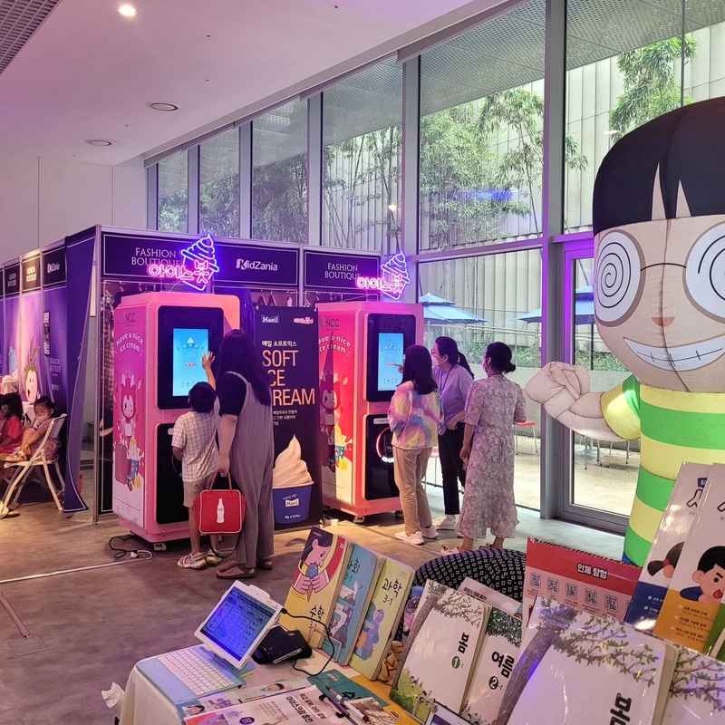 中吉冰淇淋自动售货机 鲜打冰激凌售卖机 扫码自动冰激凌机