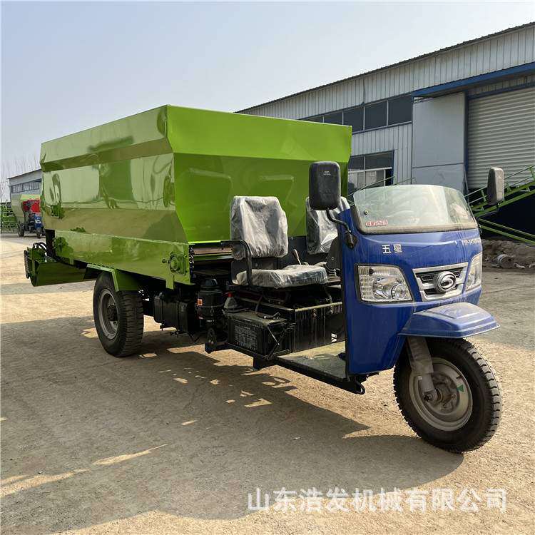 五立方大型牛场撒料车三轮式运草布料车饲喂牛羊用双向出料投料车