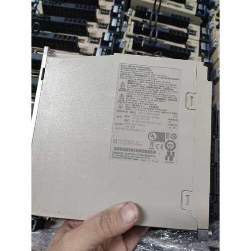 溢价-SGD7S-2R8A10A002，安川7系伺服驱动器400w