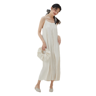 one more2025夏季新款三宅褶皱连衣裙女气质高级感吊带小白裙度假