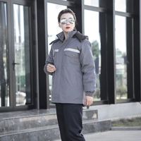 Серая отражающая хлопчатобумажная куртка во время сноса