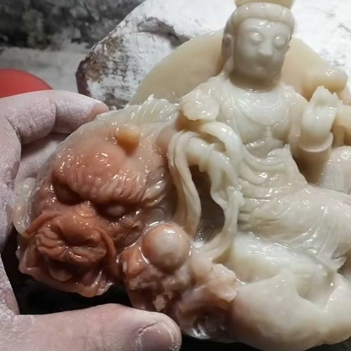 寿山石雕摆件,人物造型,品相完好无瑕疵,石质细腻,雕工不错。