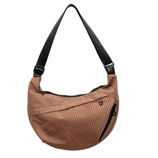 休闲简约斜挎包女大容量轻便通勤包2026新款日常单肩包运动小挎包