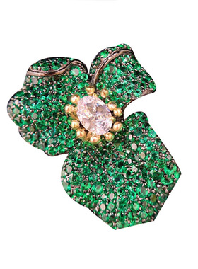 设计师珠宝入选伦敦大师展两款