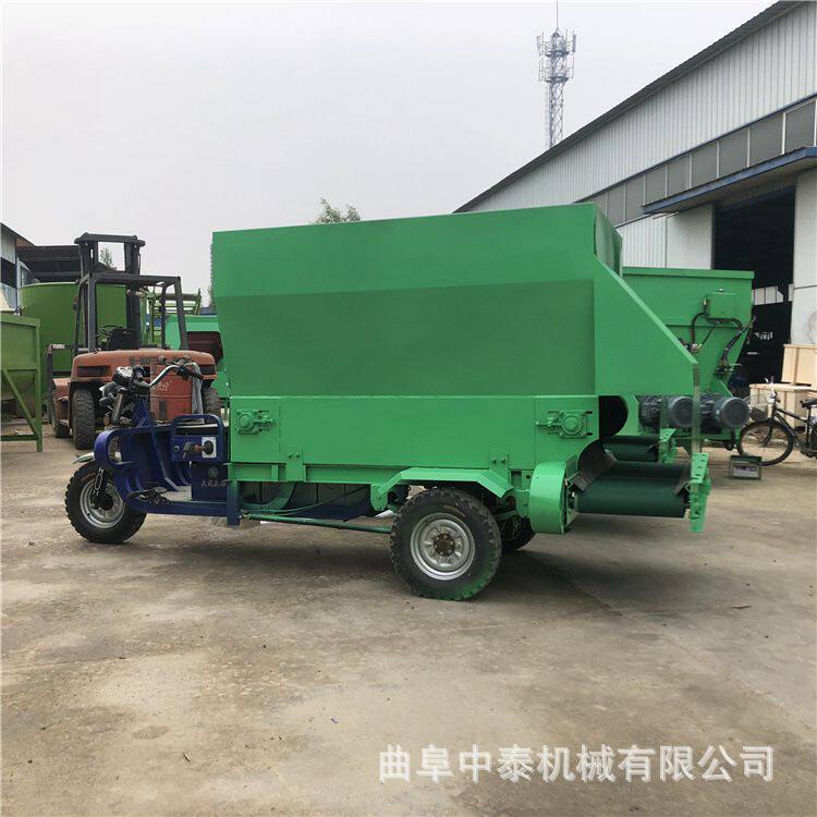 农用养殖场撒料车 牛棚双侧出料5方饲料撒料车 自走牛槽投料机