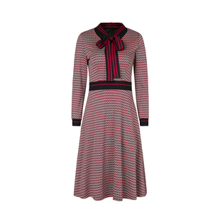 曼德诗红花色V领香风针织连衣裙2025秋冬新款柔肤感收腰系带长裙