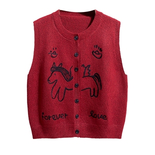 她池针织马甲2026春装新款女装小马刺绣圆领单排扣减龄喜庆马夹