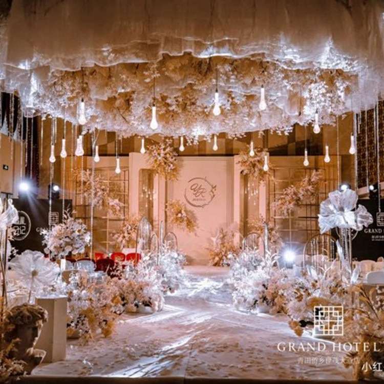 婚庆吊顶装饰透明亚克力水滴吊灯婚礼场景布置道具装饰灯LED灯串