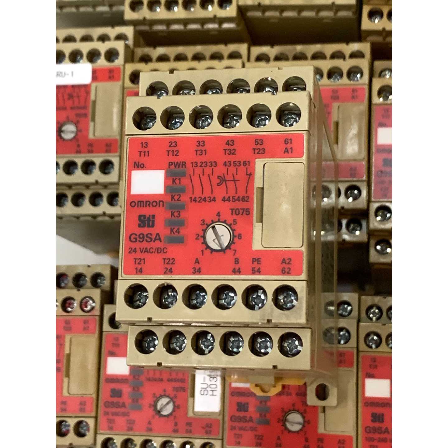 议价欧姆龙G9SA-321-T075安全继电器 24V AC/D