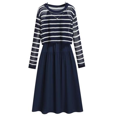 黑色吊带连衣裙外搭黑白条纹罩衫