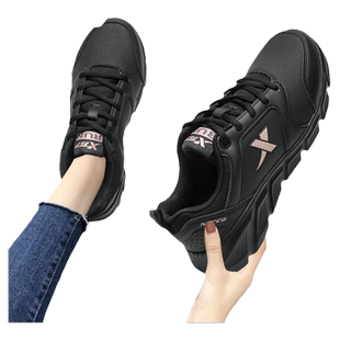 特步女鞋跑步鞋冬季新款皮面防水休闲鞋子黑色潮流网面运动鞋女款