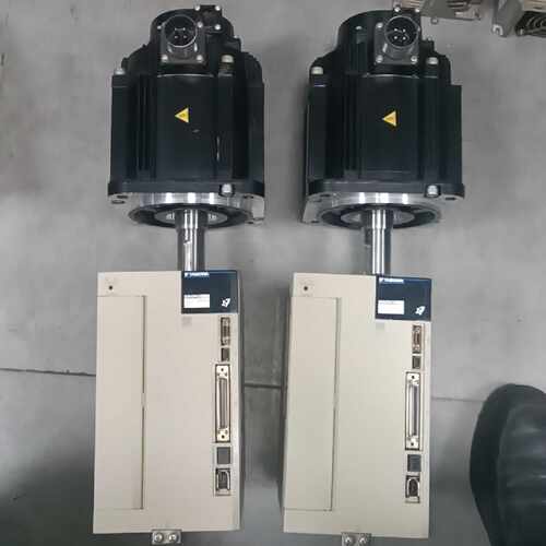 议价安川七系2KW伺服两套驱动型号SGD7S180A00A0维修