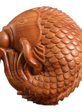 天然崖柏木锦鲤戏珠手把件