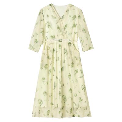 淡雅印花七分袖V领连衣裙