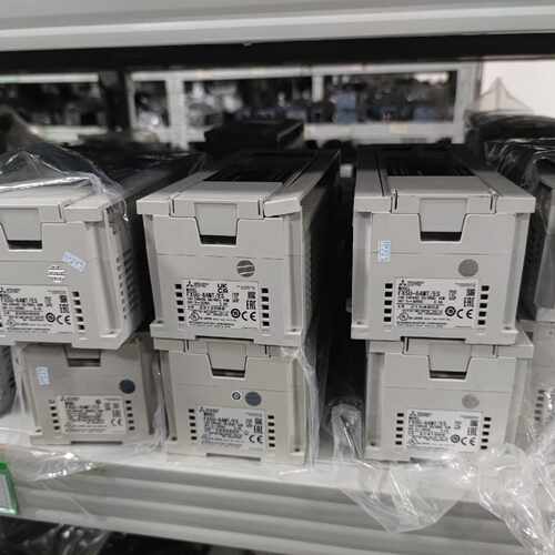 询价下单三菱PLC FX5U-64MT/ES，日本原装进口，成色漂亮