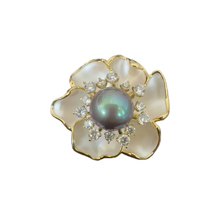 设计感小众山茶花胸针女款高档精致时尚珍珠胸花简约气质花朵别针