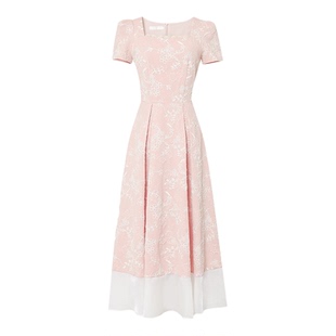 2026年夏季新款法式方领撞色绣花泡泡袖收腰大摆赫本风显瘦连衣裙