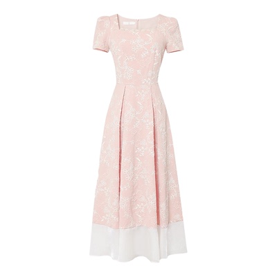 2026年夏季新款法式方领撞色绣花泡泡袖收腰大摆赫本风显瘦连衣裙