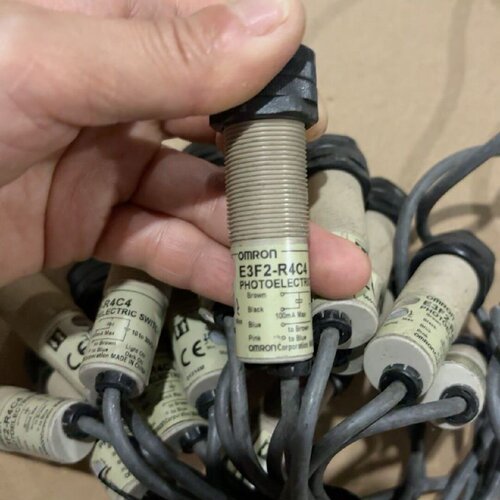 龙光电开关感测E3F2-R4C4