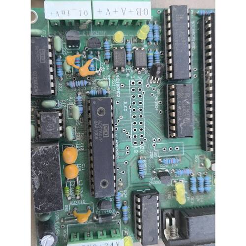 BB芯片 ADS7807P一共1片