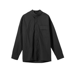 COLN 这件设计感极简衬衫带给你只有半高领才能带出的慵懒高级感