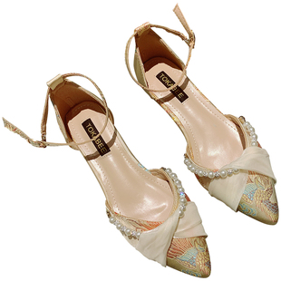 甜美珍珠装饰一字带中空尖头单鞋女2025年新款刺绣布面中跟时装鞋