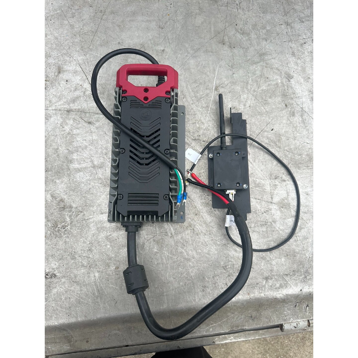 【议价-可维修】（二手）高仙机器人充电器，带一个信号接器 /二
