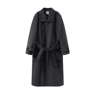 COLN灰色高领系带大衣虽不抢镜却能在群众一眼被认出是有故事