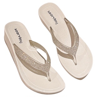 2026新同款夏夹脚人字拖鞋女士防滑厚底坡跟水钻海边旅游时尚外穿