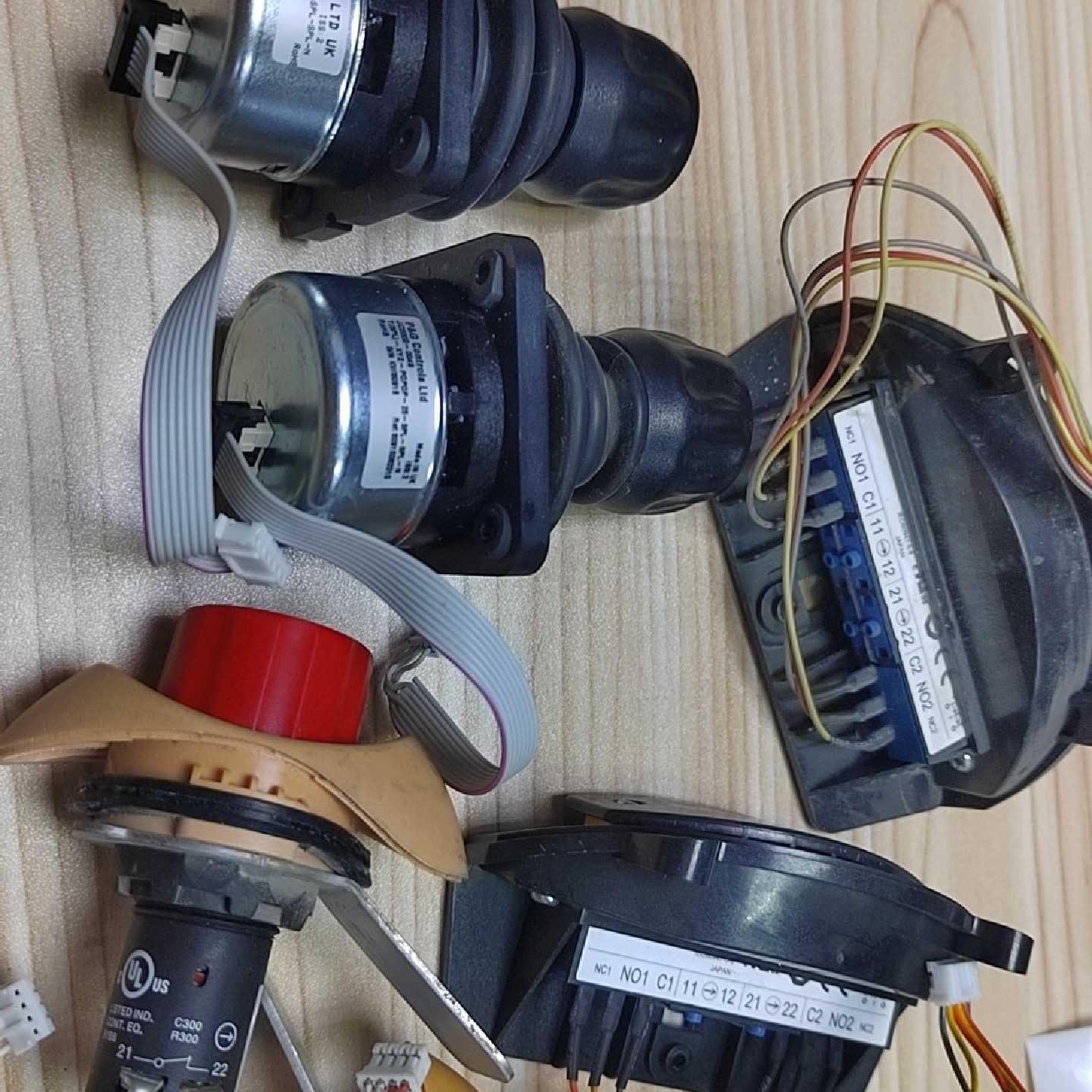 示教器摇杆JC2000-0049。使能开关IEC60947-