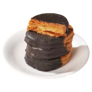 海盐生巧酥片巧克力威化饼干好吃解馋营养美味铁盒装送人礼品礼物