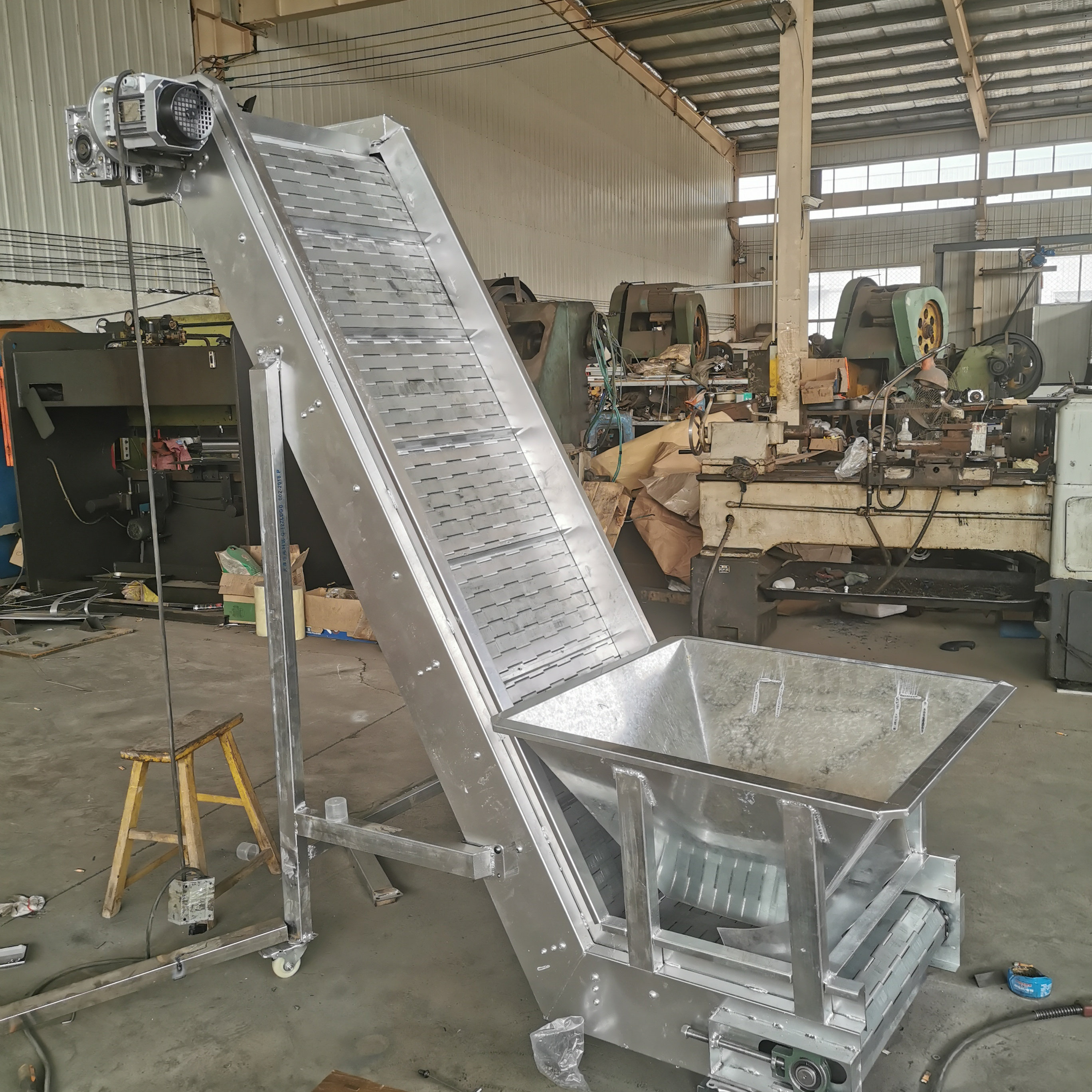 不锈钢链板提升机爬坡挡板上料机加工定做粮食大倾角颗粒传送机