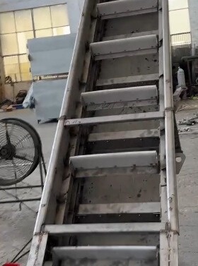 厂家污泥刮板输送，大角度输送机大出率运行稳定噪音小可以出图纸